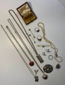 A collection of mixed gold and silver jewellery