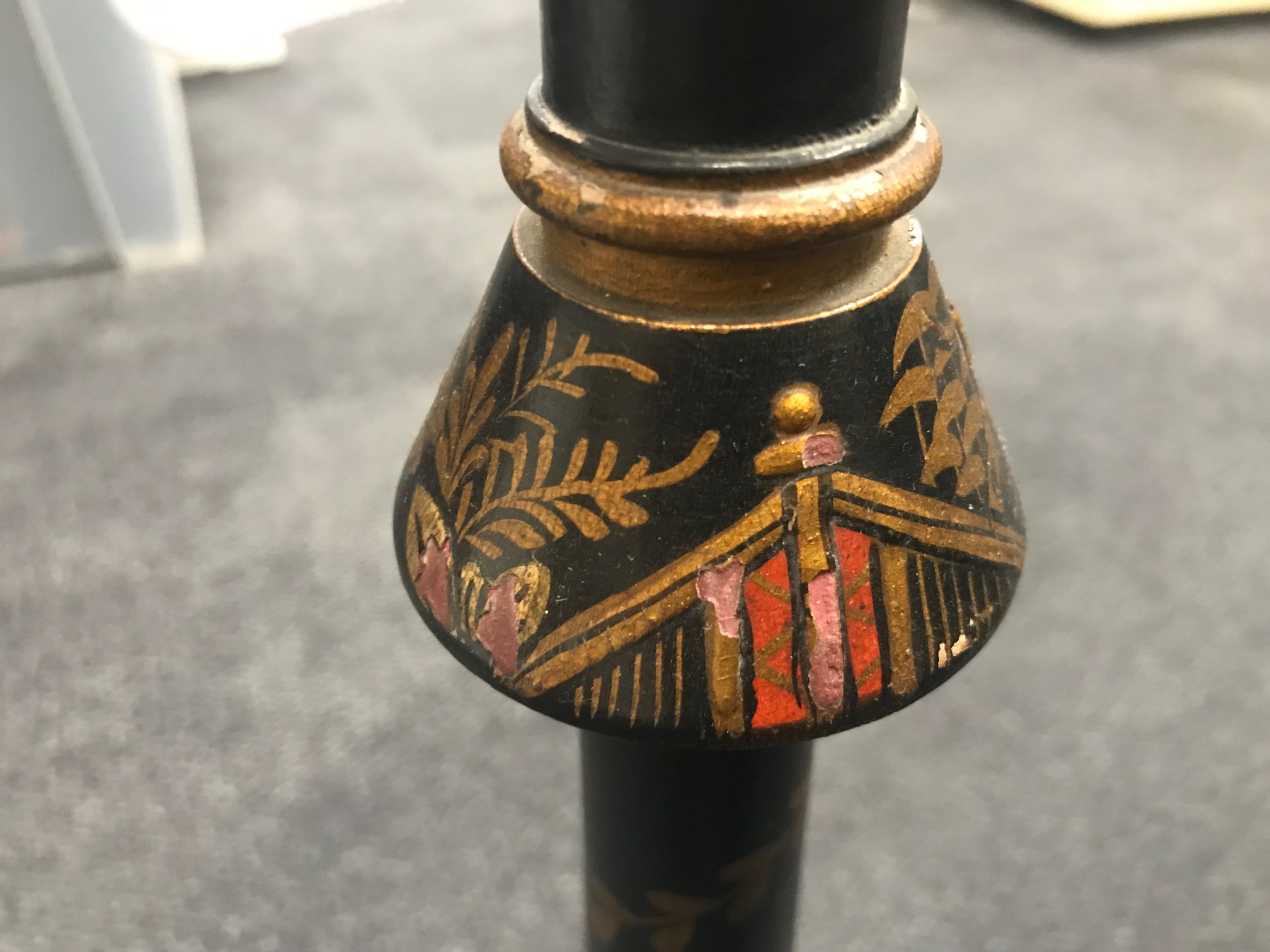 An early 20th century gilt and black lacquer chinoiserie turned table lamp - Image 4 of 4