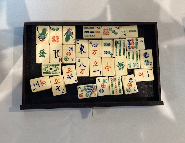 An early 20th century Chinese carved rosewood cased Pung Wo mahjong set - Image 11 of 12