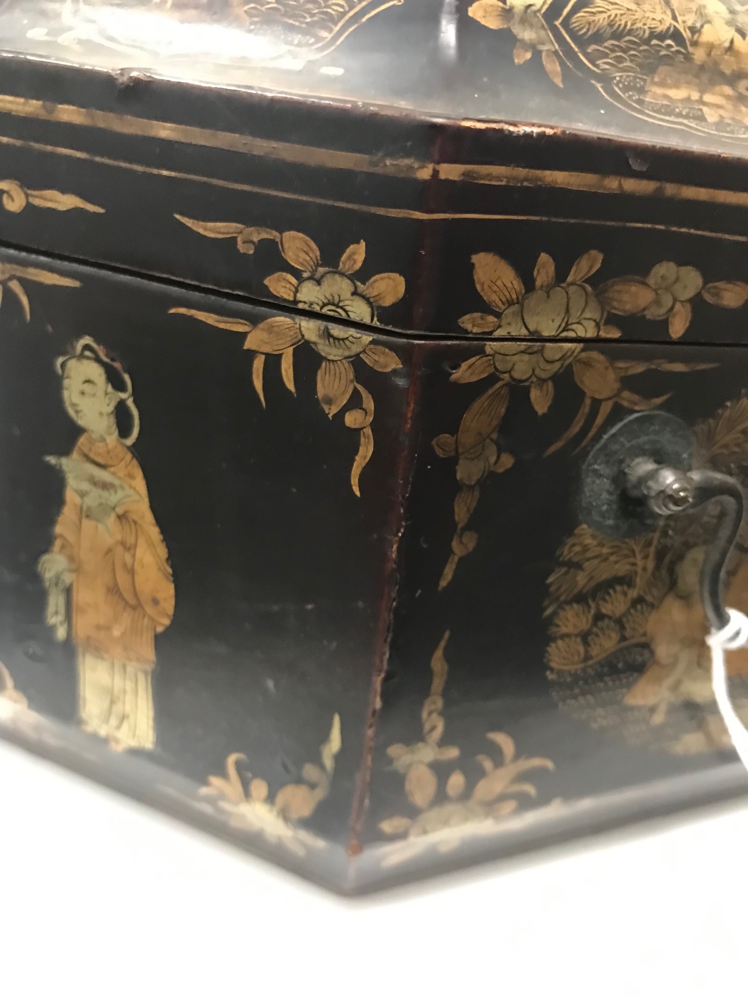 A Chinese export lacquer box, 1820s - Image 3 of 5