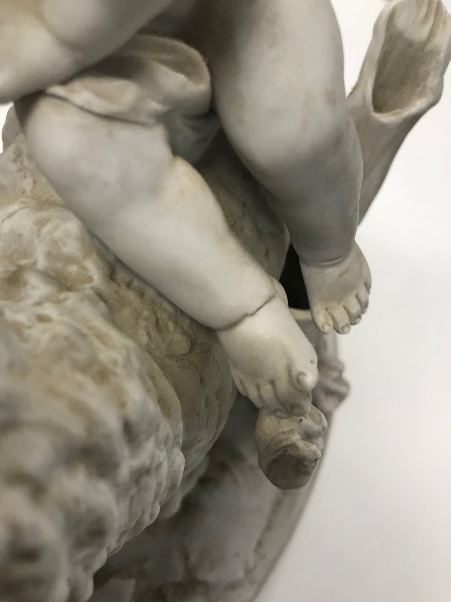A Capodimonte biscuit porcelain group, 1st half 19th century - Image 3 of 5
