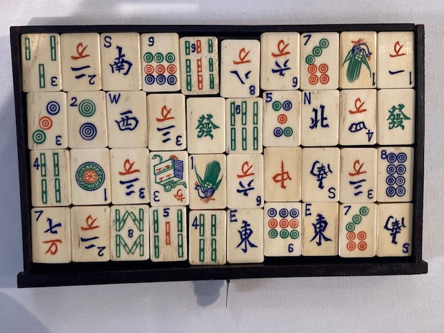 An early 20th century Chinese carved rosewood cased Pung Wo mahjong set - Image 10 of 12