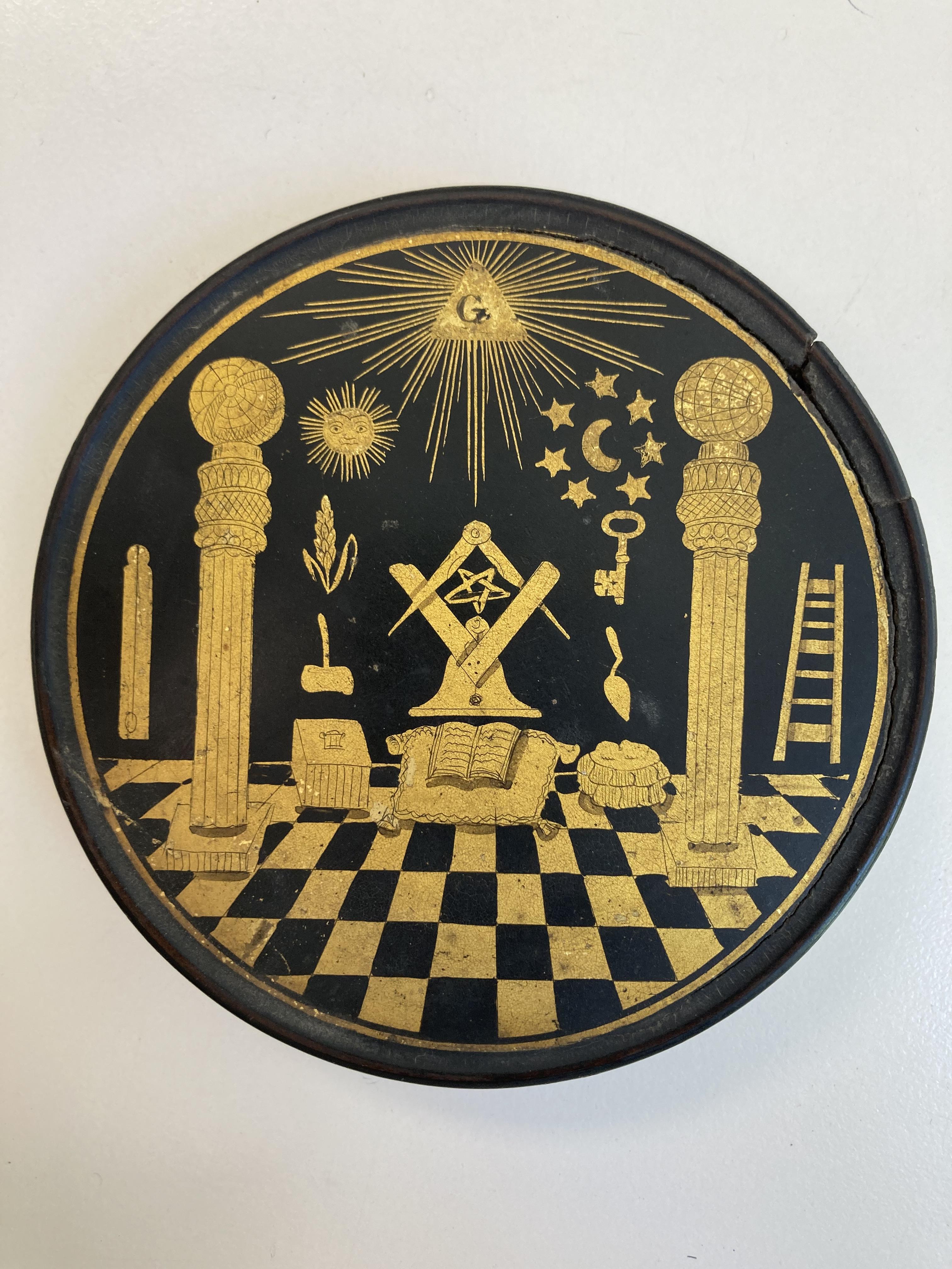 Masonic Interest. An early 19th century black lacquer snuff box and cover - Image 2 of 4