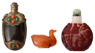 A Chinese Peking overlaid glass snuff bottle, a silver mounted agate snuff bottle and a carved agate
