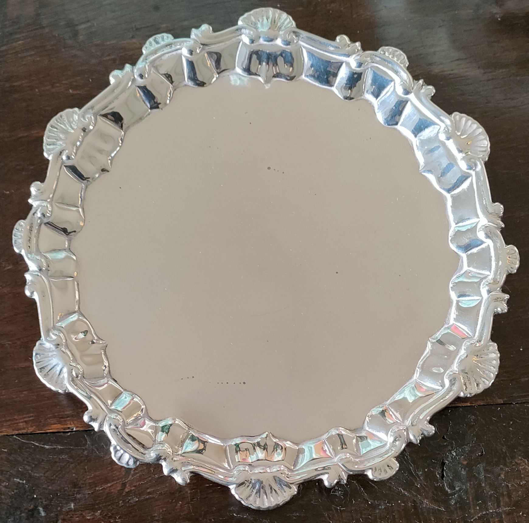 HALLMARKED SILVER WAVE EDGED SALVER WITH SHELL FORM DECORATION TO EDGES ON RAISED SUPPORTS