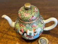 SMALL ORIENTAL FAMILLE ROSE TEAPOT, APPROXIMATELY 9cm HIGH