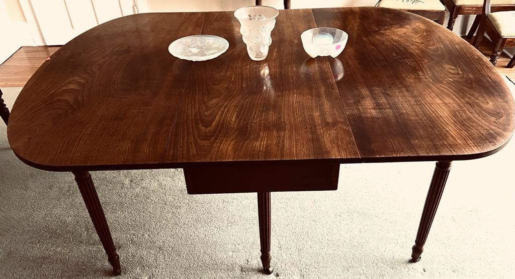 ANTIQUE MAHOGANY TABLE WITH DROP LEAVES AND REEDED SUPPORTS, APPROXIMATELY 172 x 127cm EXTENDED