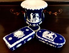 THREE PIECES OF FINE WEDGWOOD, ONE WITH COAT OF ARMS OF WINSFORD