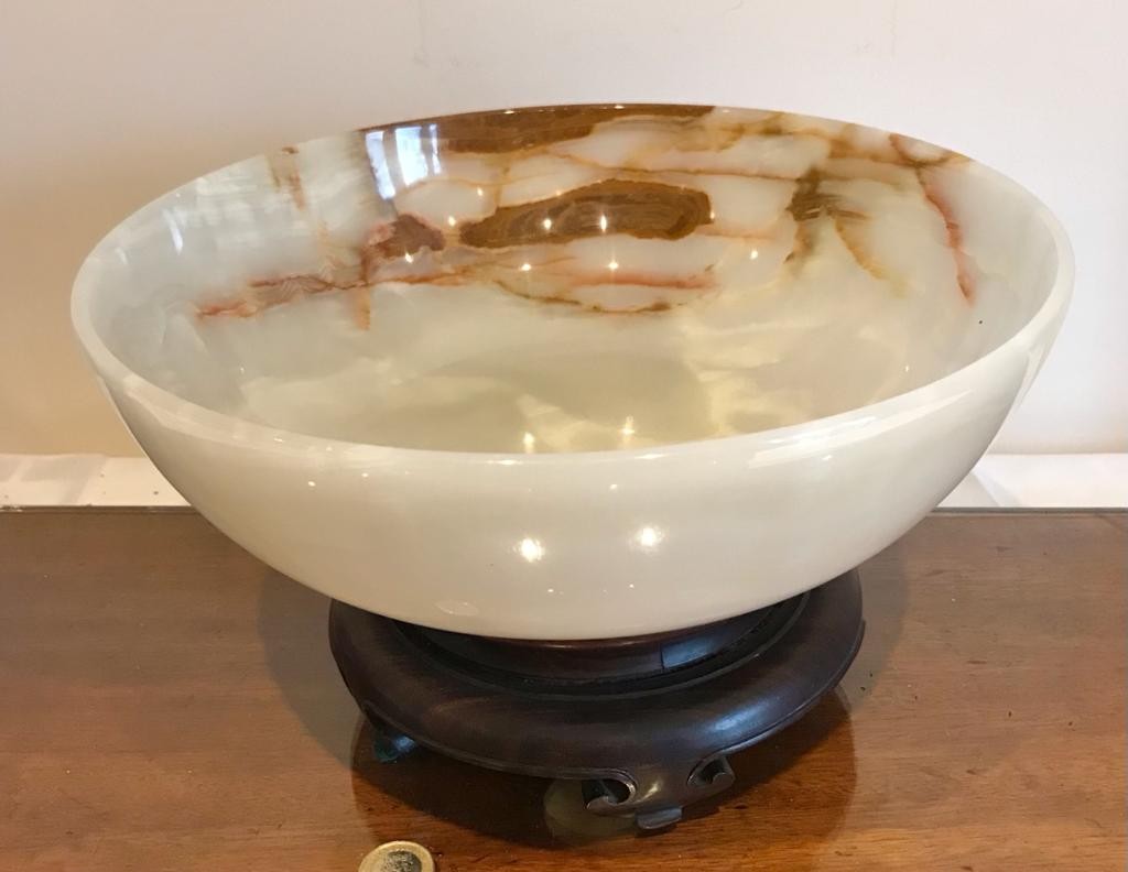 LARGE ONYX BOWL UPON HARDWOOD STAND, DIAMETER APPROXIMATELY 30cm