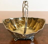 SILVER SWEETMEAT BASKET WITH SWING HANDLE WITH GILDED INTERIOR, LONDON 1901, WEIGHT APPROXIMATELY