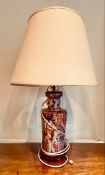 TABLE LAMP WITH IMARI STYLE CERAMIC BASE UPON WOODEN STAND, APPROXIMATELY 70cm HIGH OVERALL