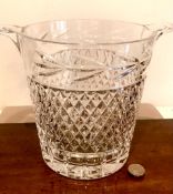 GOOD QUALITY AND HEAVY CUT GLASS ICE BUCKET, APPROXIMATELY 18.5cm HIGH