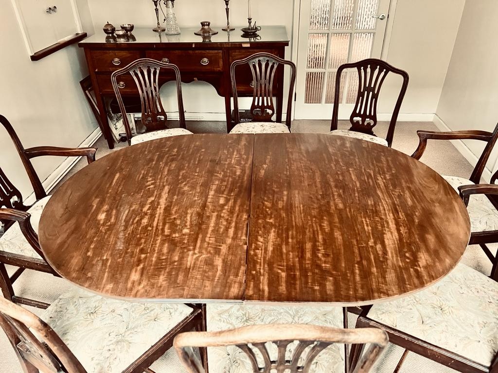 MAHOGANY DINING TABLE AND LEAF, APPROXIMATELY 195cm, AND EIGHT CHAIRS AND SIDEBOARD, APPROXIMATELY