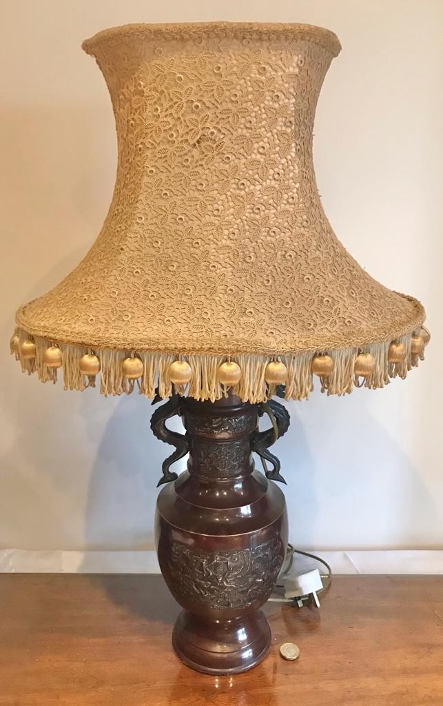 BRONZE EFFECT BASE METAL ELECTRIC LAMP IN THE JAPANESE MANNER, APPROXIMATELY 68.5cm HIGH