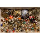 BOX OF COSTUME JEWELLERY INCLUDING EARRINGS AND NECKLACES, PLUS POWDER COMPACTS, ETC.
