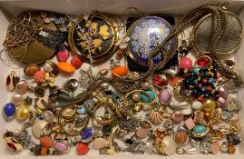 BOX OF COSTUME JEWELLERY INCLUDING EARRINGS AND NECKLACES, PLUS POWDER COMPACTS, ETC.