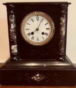 VICTORIAN SLATE CLOCK WITH VEINED MARBLED COLUMNS, APPROXIMATELY 29 x 27 x 15.5cm