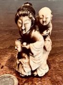 SMALL OKIMONO DEPICTING MOTHER AND CHILDREN IN IVORY, APPROXIMATELY 7cm HIGH