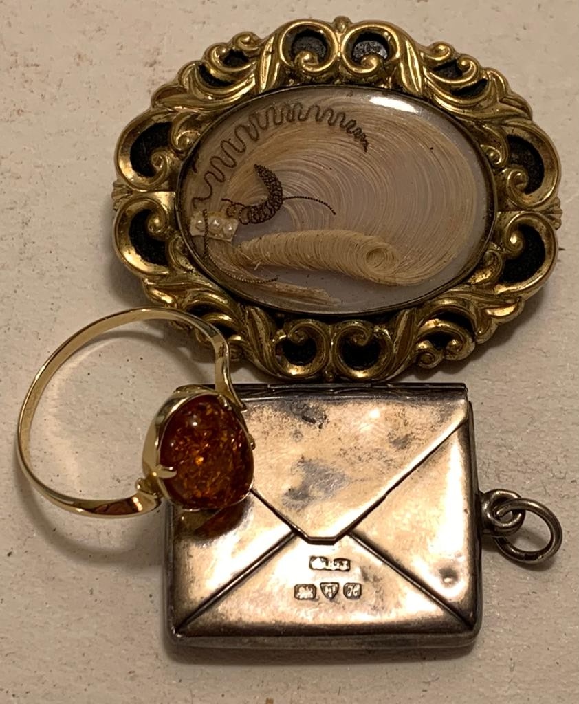 ANTIQUE STERLING SILVER STAMP BOX CHARM, 14ct POLISH GOLD RING SET WITH AMBER, WEIGHT 1.8g, PLUS