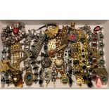 FORTY-FIVE PIECES OF VINTAGE COSTUME JEWELLERY INCLUDING BRACELETS, CHAINS AND CLIPS, ETC.