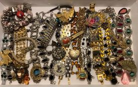 FORTY-FIVE PIECES OF VINTAGE COSTUME JEWELLERY INCLUDING BRACELETS, CHAINS AND CLIPS, ETC.