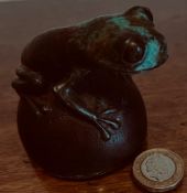 JAPANESE PATINATED METAL TREE FROG PAPERWEIGHT, APPROXIMATELY 6cm HIGH