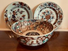 TWO IMARI PALETTE PLATES, ALSO AN EXPORT STYLE BOWL DIAMETER APPROXIMATELY 19cm