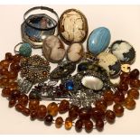ASSEMBLAGE OF VINTAGE JEWELLERY INCLUDING AMBER NECKLACE
