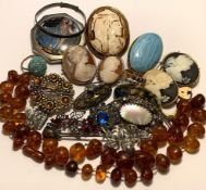 ASSEMBLAGE OF VINTAGE JEWELLERY INCLUDING AMBER NECKLACE