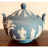 WEDGWOOD OVOID SWEETMEAT DISH AND COVER, APPROXIMATELY 9cm HIGH TO TOP OF FINIAL