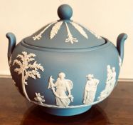 WEDGWOOD OVOID SWEETMEAT DISH AND COVER, APPROXIMATELY 9cm HIGH TO TOP OF FINIAL