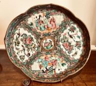 19th CENTURY CHINESE FAMILLE ROSE SHAPED TRAY, APPROXIMATELY 26cm WIDE