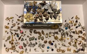 MIRROR BOX CONTAINING PASTE STONES, STUD EARRINGS, CLIP EARRINGS AND NAVEL RINGS