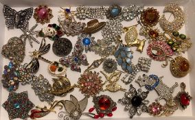 FORTY-THREE VINTAGE COSTUME JEWELLERY BROOCHES