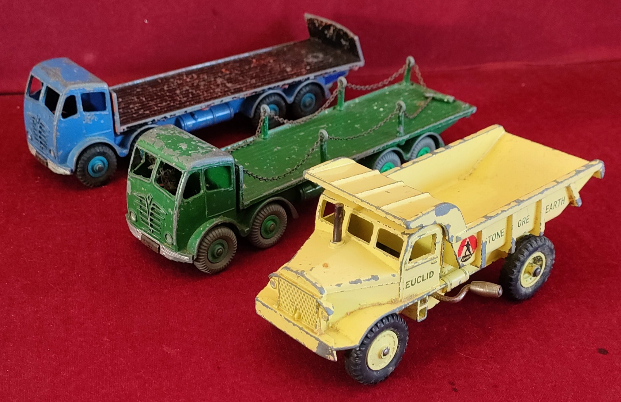 TWO DINKY SUPERTOYS "FODEN" DIECAST VEHICLES - FLAT TRUCK WITH TAILBOARD, NO. 903 AND CHAIN SIDE