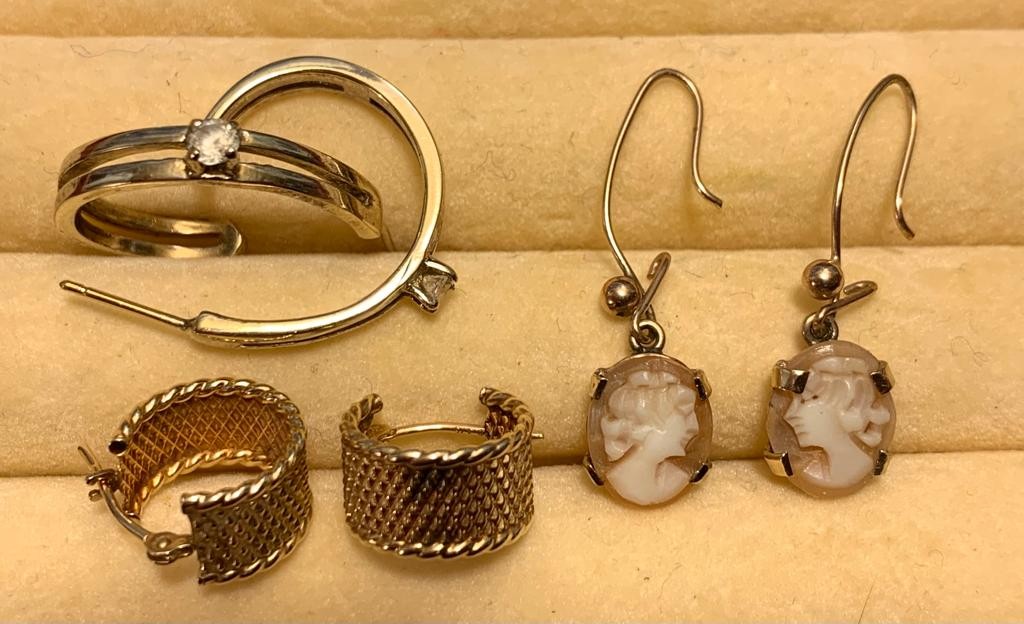 ASSORTMENT OF MARKED AND UNMARKED EARRINGS INCLUDING 9ct GOLD WITH PINK SAPPHIRES APPROX 0.33ct - Image 4 of 5
