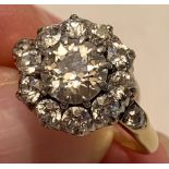 YELLOW METAL RING WITH CLUSTER OF DIAMONDS ONE 2ct, TEN 0.2ct AND TWO 0.7ct, MARK RUBBED, SIZE O,