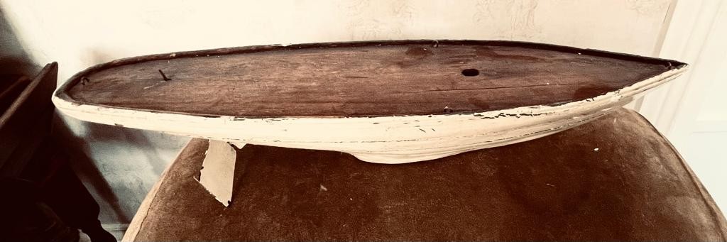 OLD WOODEN POND YACHT HULL, APPROXIMATELY 69cm LONG AND 16cm WIDE - Image 2 of 2