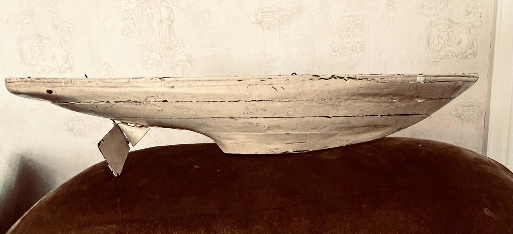 OLD WOODEN POND YACHT HULL, APPROXIMATELY 69cm LONG AND 16cm WIDE