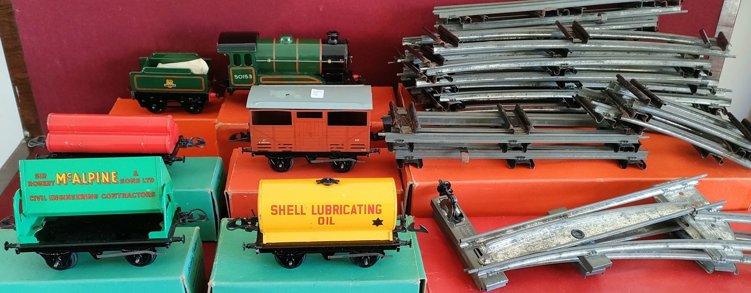 HORNBY O GAUGE CLOCKWORK TRAIN SET, COMPRISING OF LOCOMOTIVE, TENDER, CATTLE TRUCK, SIDE TIPPING