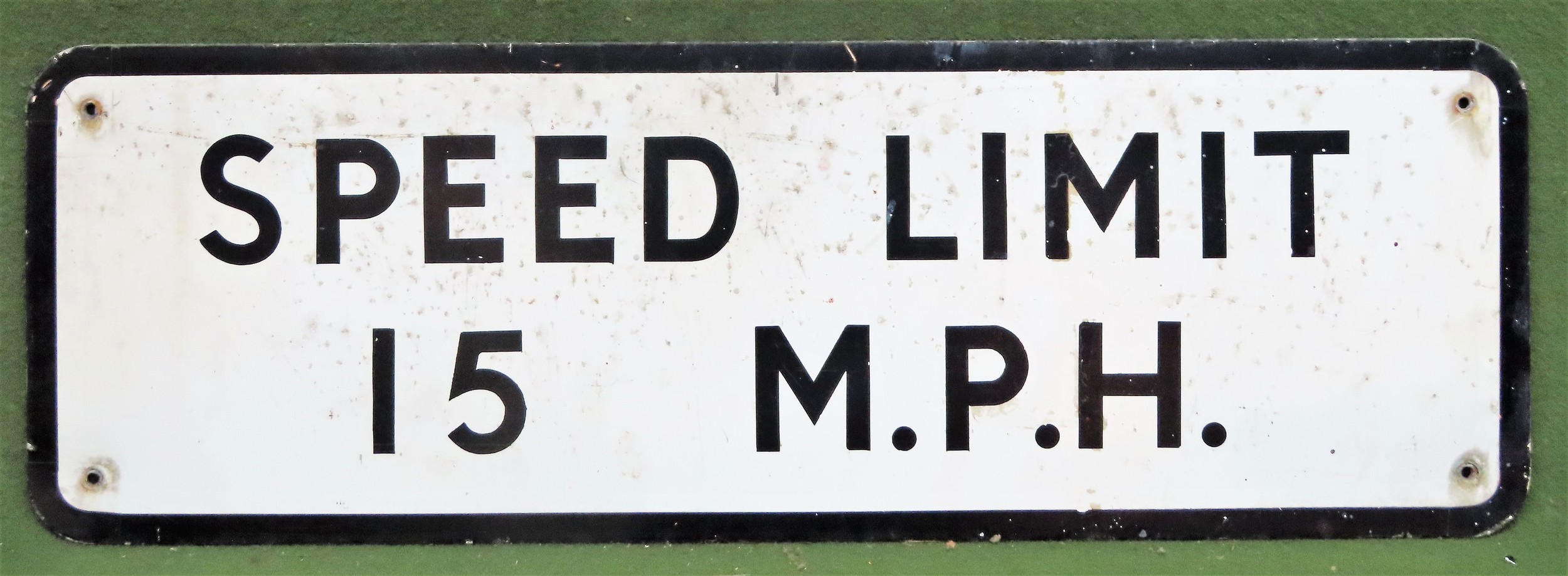 Speed limit 15 M.P.H aluminium sign. Approx. 20.5 x 61cm Used condition, wear to sign