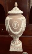 FINE 19th CENTURY WEDGWOOD JASPERWARE VASE AND COVER, APPROXIMATELY 21.5cm HIGH GLUED AND CHIPPED