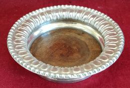 HALLMARKED SILVER WINE COASTER. APPROX. 4.5CM H X 17.5CM W X 8CM D. TOTAL WEIGHT APPROX. 338.9G