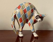 CERAMIC HARLEQUIN FIGURE OF A CAT, APPROXIMATELY 17cm HIGH