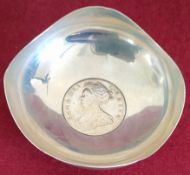 HALLMARKED SILVER WAVE EDGED DISH WITH QUEEN ANNE COIN INSERT. BIRMINGHAM ASSAY DATED 1913 BY MUNSEY
