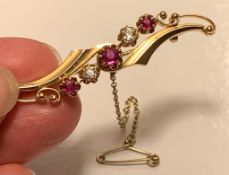 15ct GOLD BROOCH WITH APPROXIMATELY ONE 0.33ct AND TWO 0.15ct PINK SAPPHIRES AND TWO 0.15ct