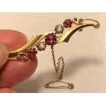 15ct GOLD BROOCH WITH APPROXIMATELY ONE 0.33ct AND TWO 0.15ct PINK SAPPHIRES AND TWO 0.15ct