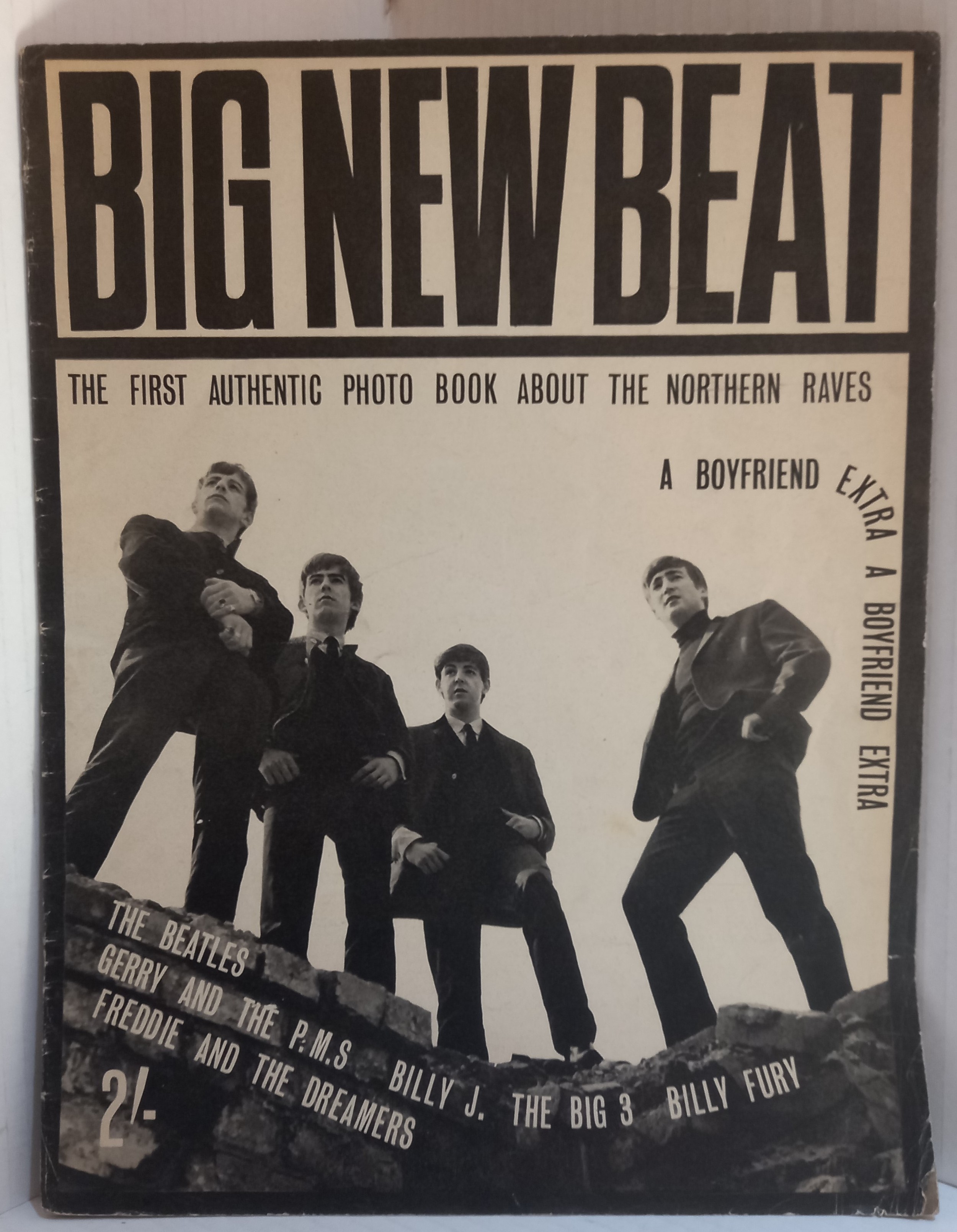 A collection of 16 original 60’s magazines featuring The Beatles. These items are formerly the - Image 12 of 16