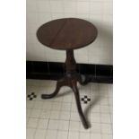 A small Georgian mahogany wine table, Dia. 40cm. H. 66cm.