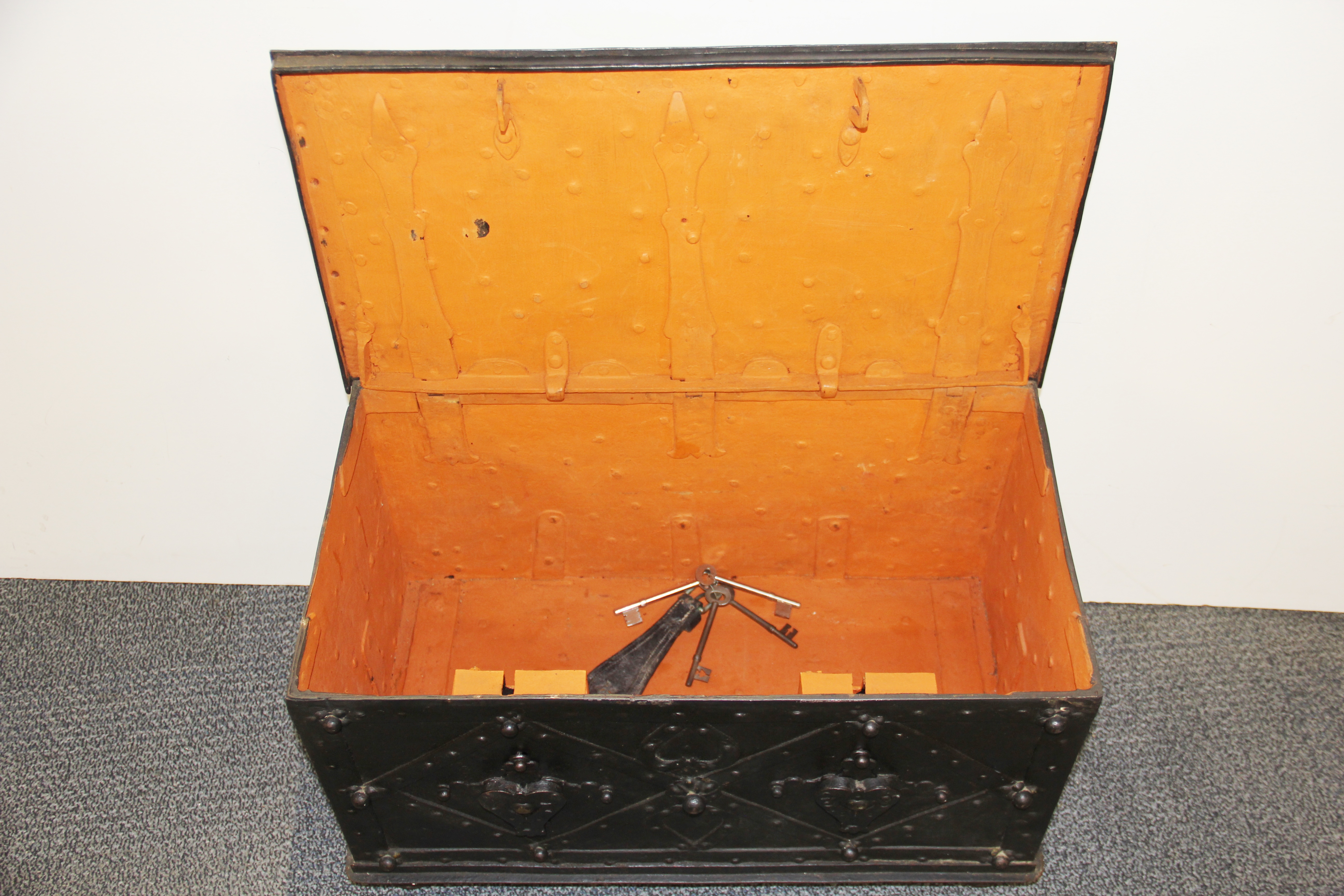 A superb 18th/early 19th century iron trunk with impressive double locking system, 62 x 34 x 37cm. - Bild 2 aus 2